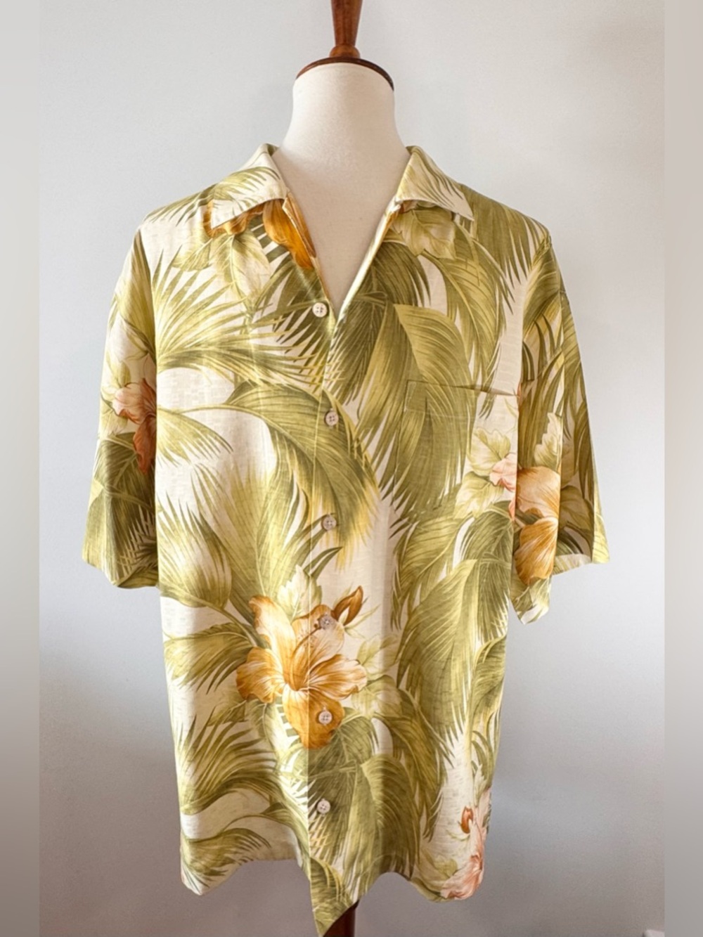 Tommy Bahama Men's MEDIUM Printed Short-Sleeve Camp Shirt 100% Silk